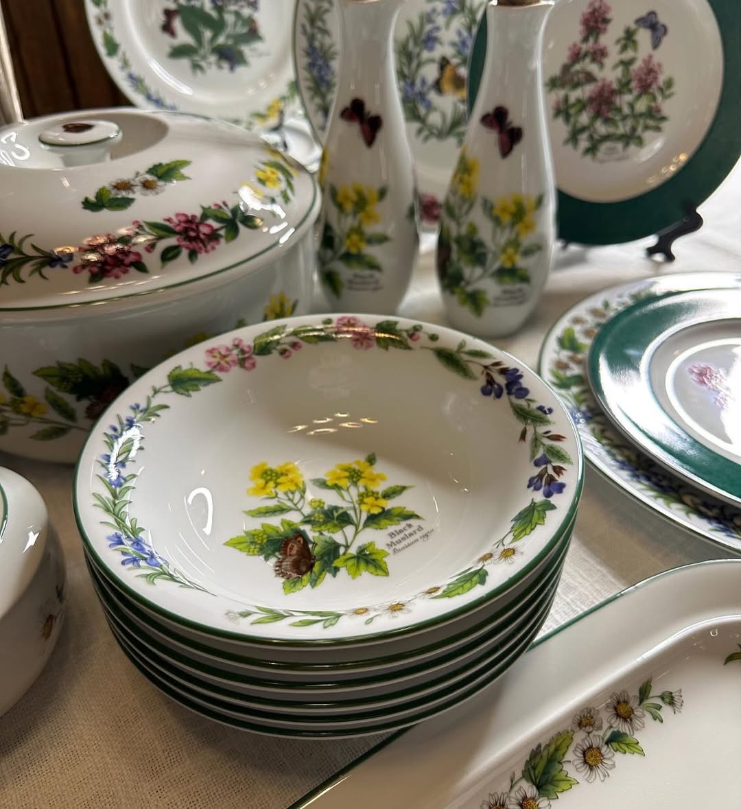 33-Piece Dinner Set - Royal Worcester Herbs Excellent condition - like new