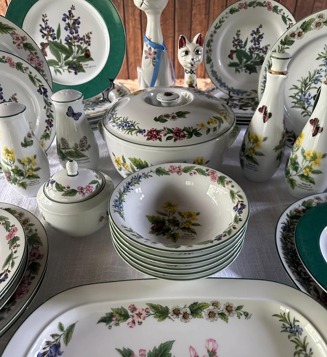 33-Piece Dinner Set - Royal Worcester Herbs Excellent condition - like new