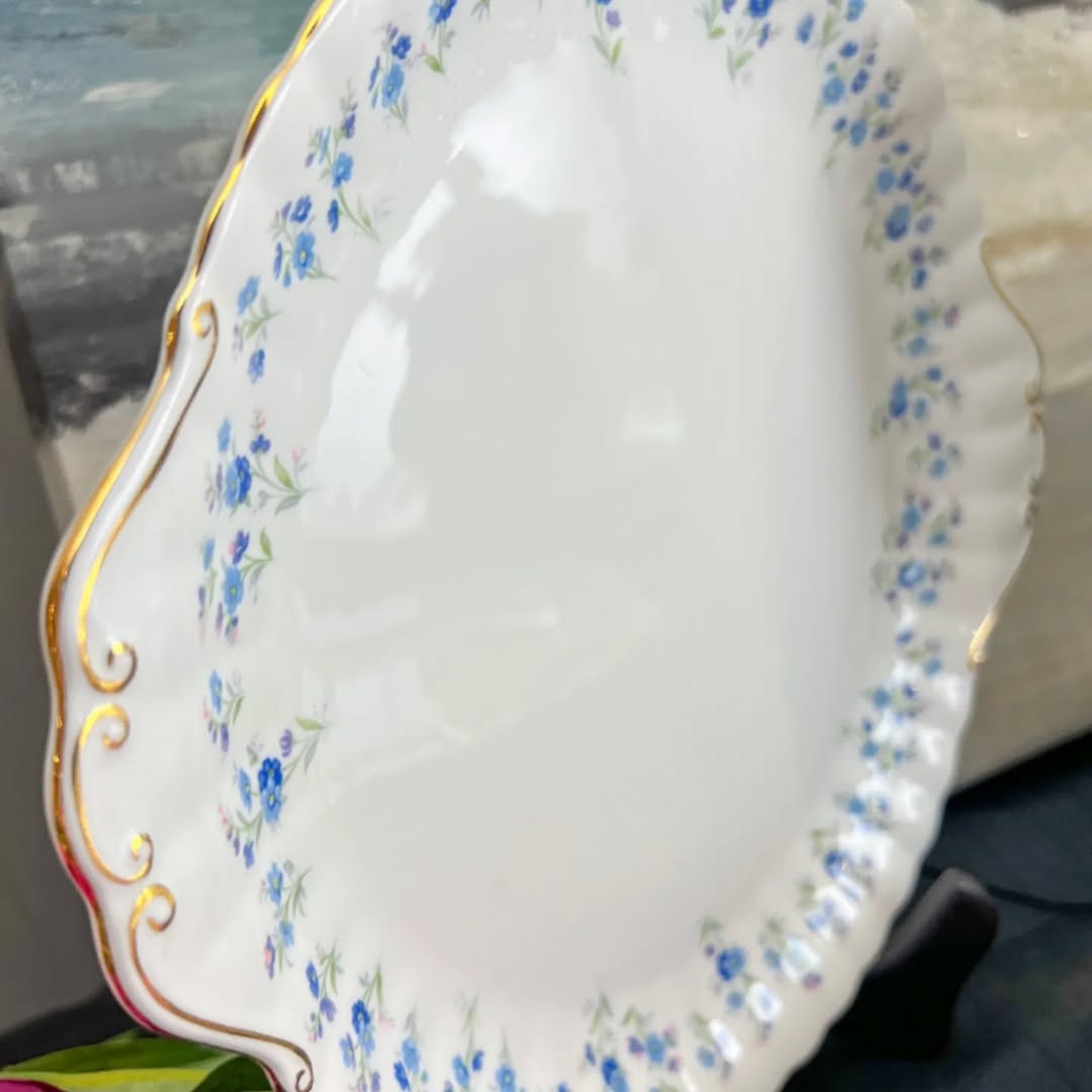 his absolutely gorgeous place setting for 12 of Royal Albert Memory lane is a one of a kind purchase will amaze you with it's quality and beauty for your holiday dinner. Use for any celebration for years to come.