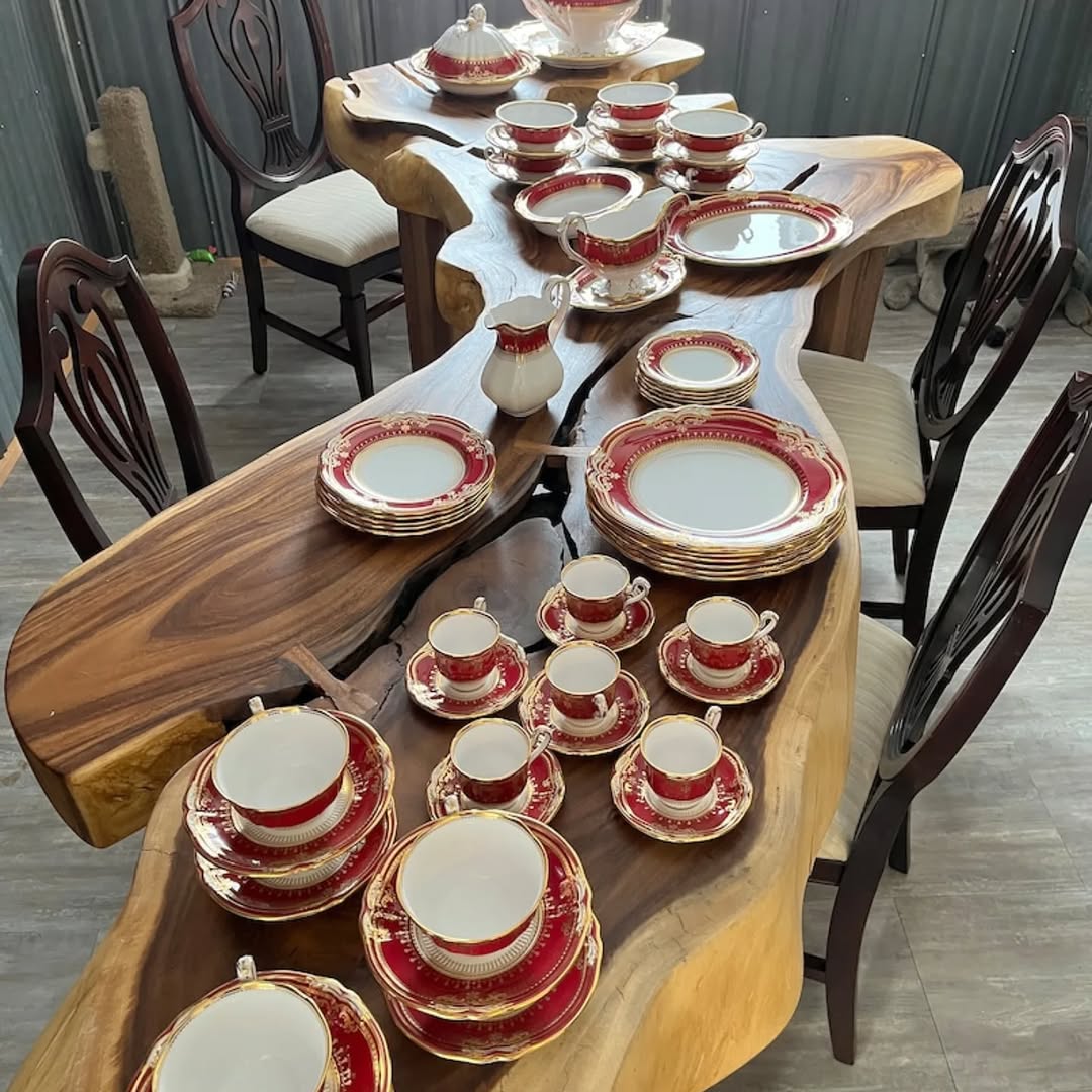 Spode Lancaster crimson 22k gold 12 serving dinnerware set. LANCASTER CRIMSON, R8952 c1899 and R8952 Spode has a rich history, oyalty in the U.K. and other countries. William Copeland also partnered with Spode II in 1797.