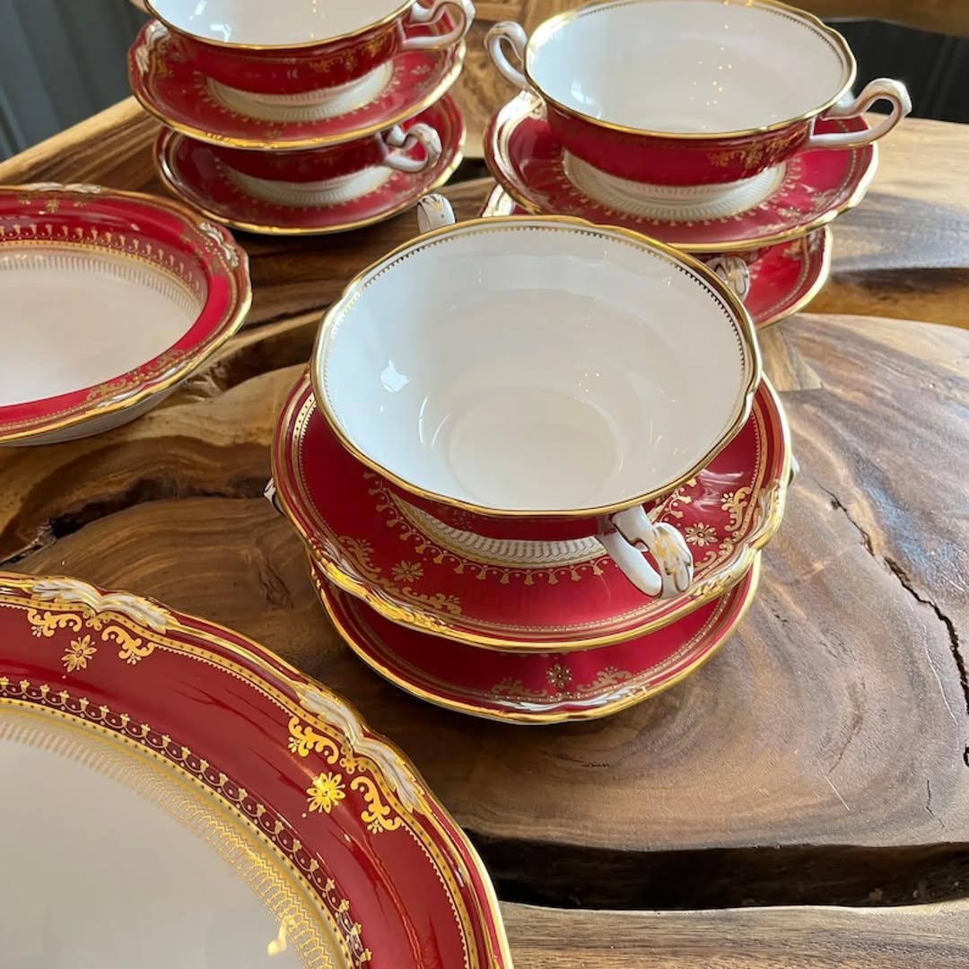 Spode Lancaster crimson 22k gold 12 serving dinnerware set. LANCASTER CRIMSON, R8952 c1899 and R8952 Spode has a rich history, oyalty in the U.K. and other countries. William Copeland also partnered with Spode II in 1797.