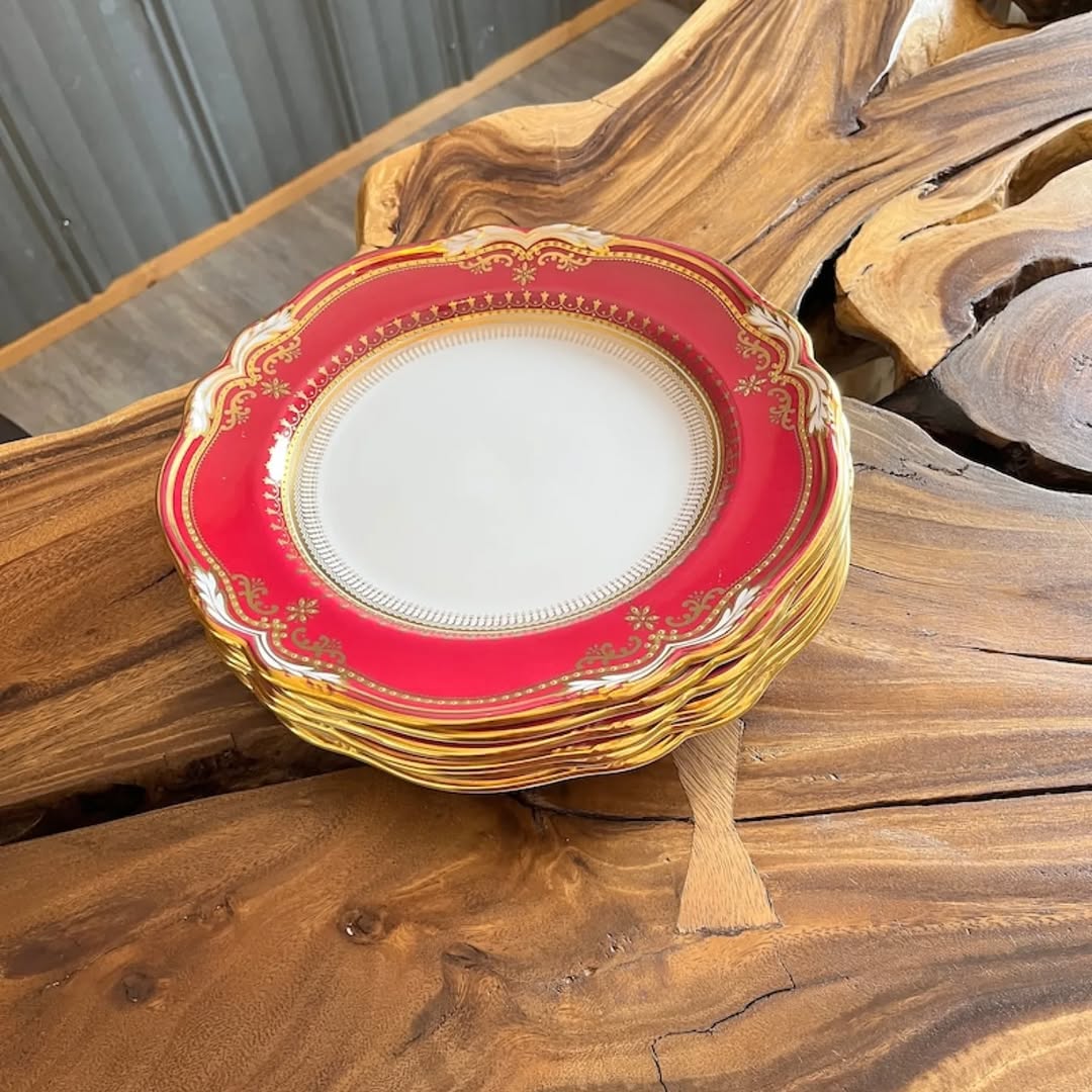 Spode Lancaster crimson 22k gold 12 serving dinnerware set. LANCASTER CRIMSON, R8952 c1899 and R8952 Spode has a rich history, oyalty in the U.K. and other countries. William Copeland also partnered with Spode II in 1797.