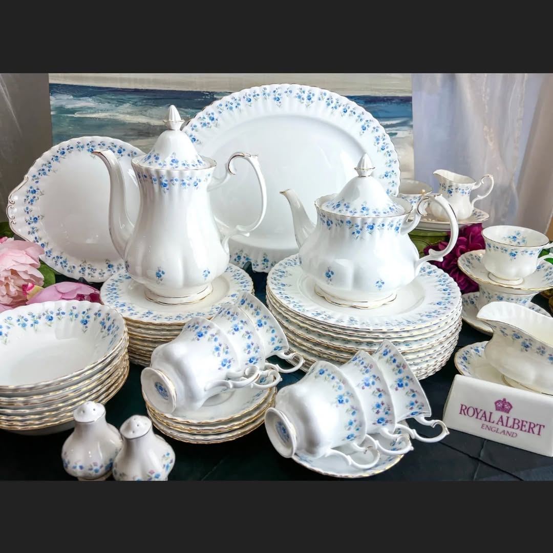 his absolutely gorgeous place setting for 12 of Royal Albert Memory lane is a one of a kind purchase will amaze you with it's quality and beauty for your holiday dinner. Use for any celebration for years to come.