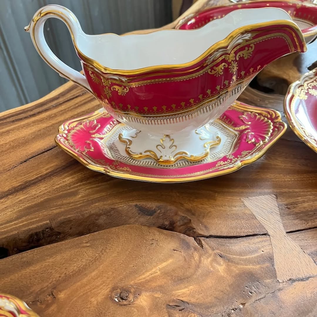 Spode Lancaster crimson 22k gold 12 serving dinnerware set. LANCASTER CRIMSON, R8952 c1899 and R8952 Spode has a rich history, oyalty in the U.K. and other countries. William Copeland also partnered with Spode II in 1797.