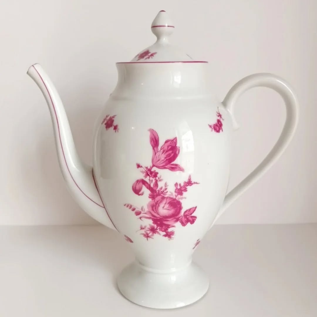 RAYNAUD, Limoges - Superb 15-piece tea and coffee service, in Limoges porcelain from the famous RAYNAUD house.