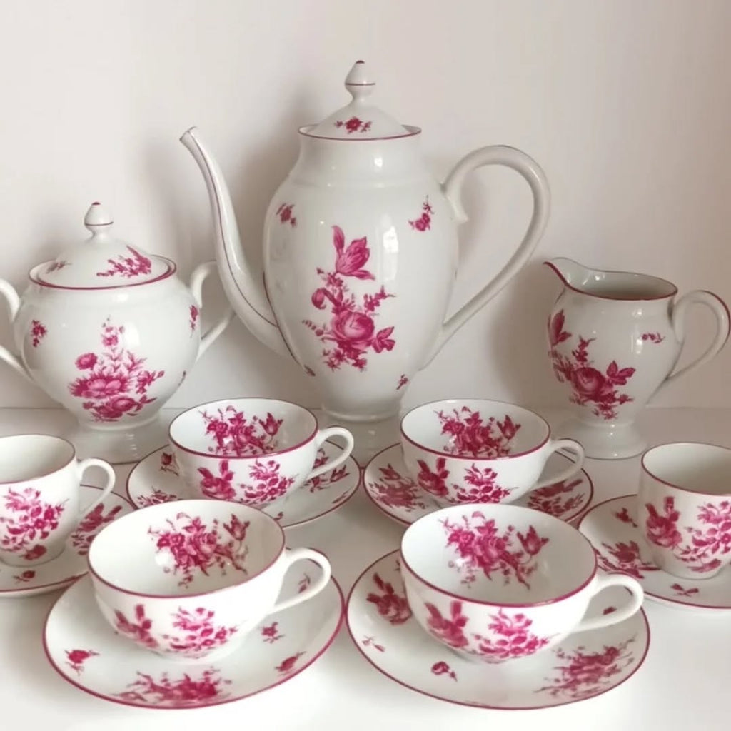 RAYNAUD, Limoges - Superb 15-piece tea and coffee service, in Limoges porcelain from the famous RAYNAUD house.